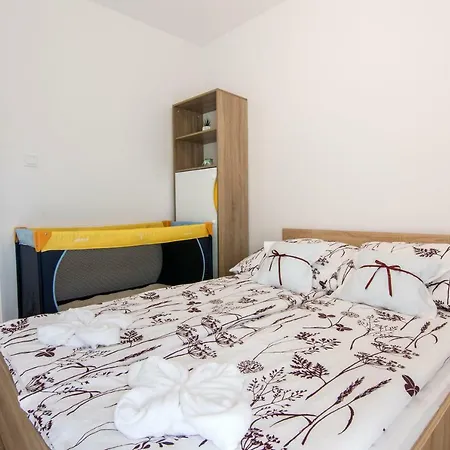 Tenkes Wellness Apartman Siklos
